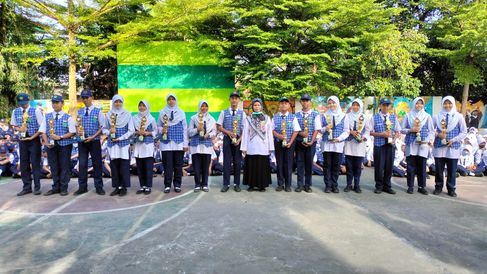 Penyerahan piala oleh kepala madrasah