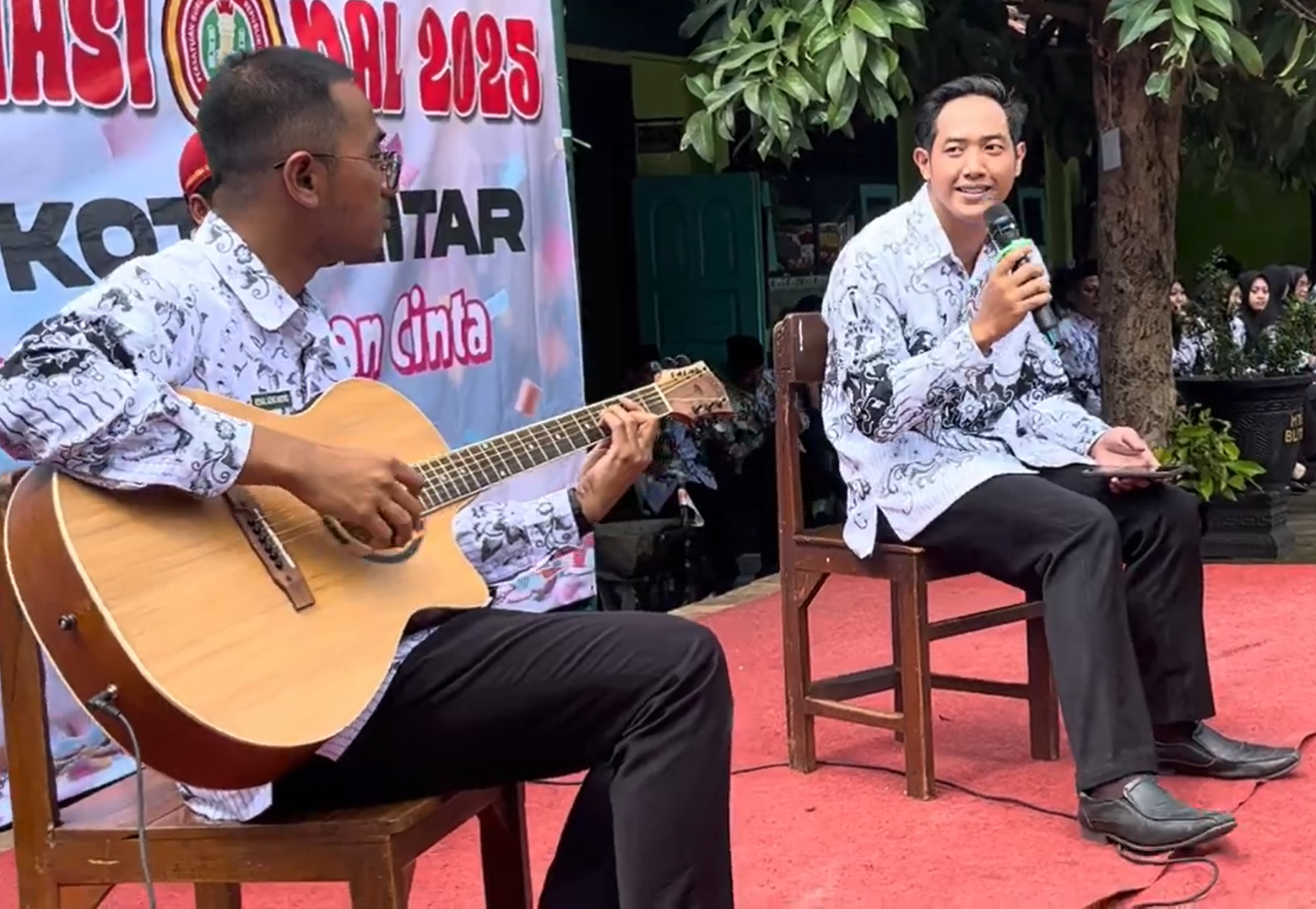 Tampilan bernyanyi guru